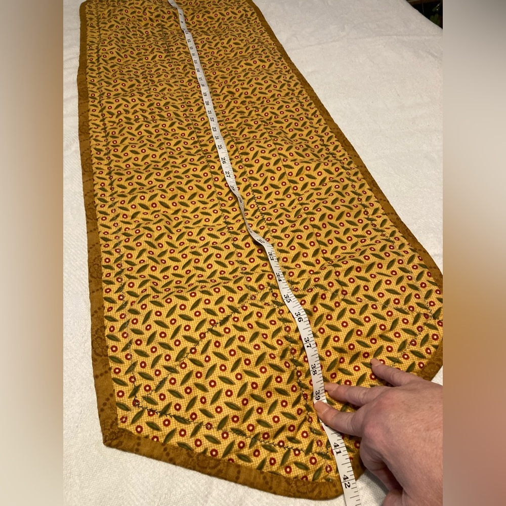 Handmade two-sided table runner - Picture 4 of 4